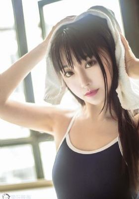 欧美加长款风衣街拍_4K高清完整版