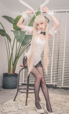 欧美女中长薄款风衣_1080全集在线观看